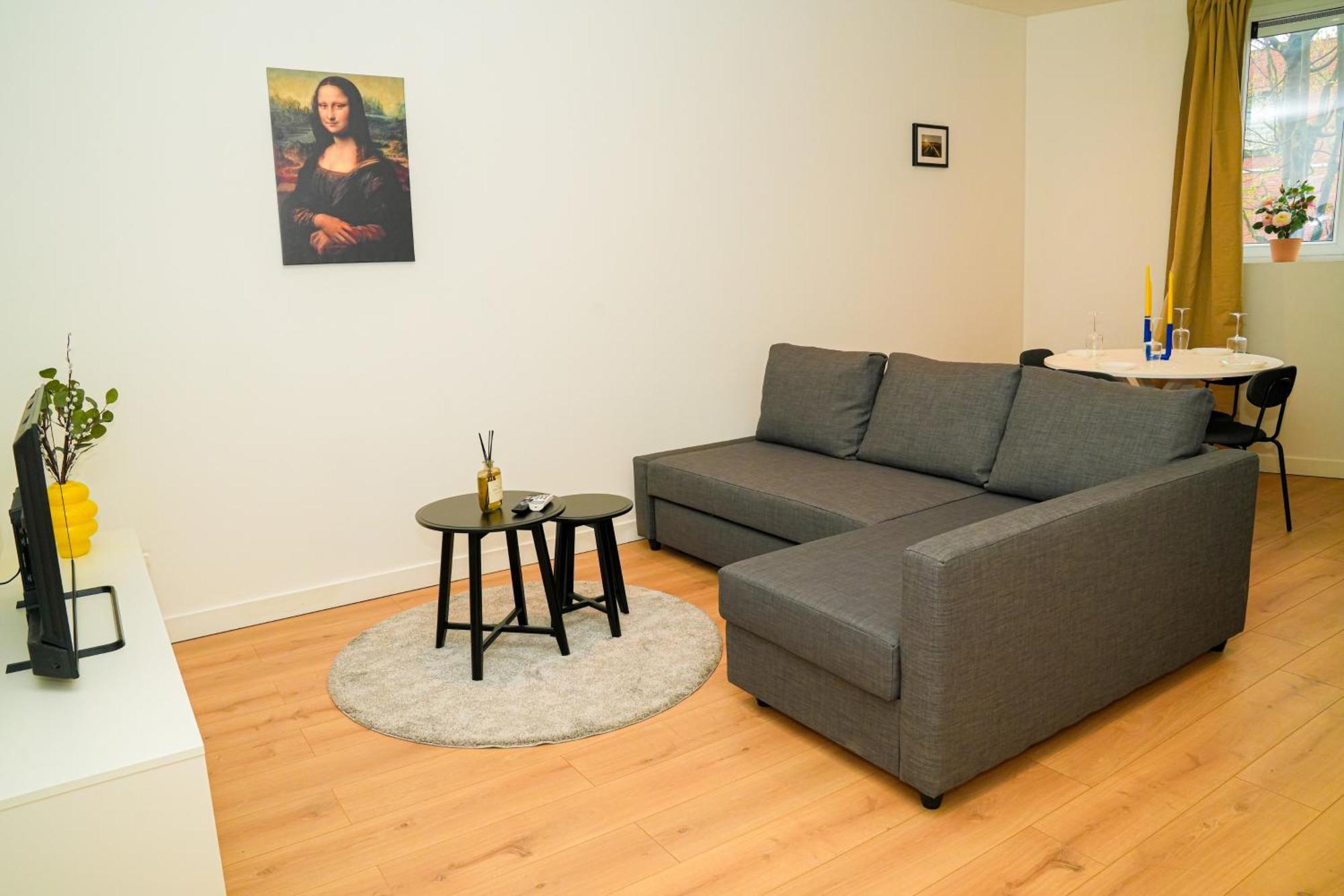 Lovely 1br & 1lr For 4p, Only 15 Min Walk To Center