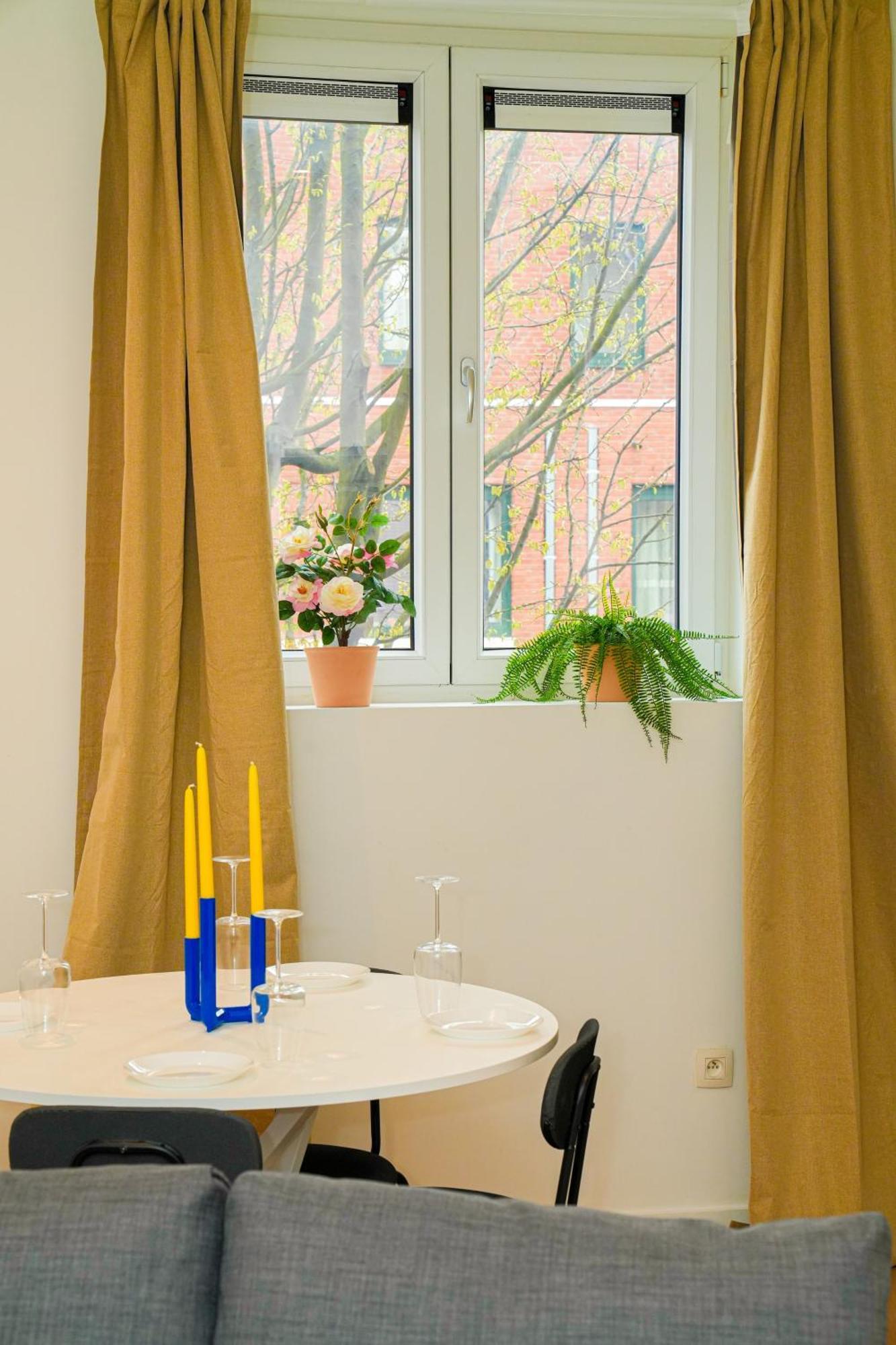 Lovely 1br & 1lr For 4p, Only 15 Min Walk To Center Apartamento