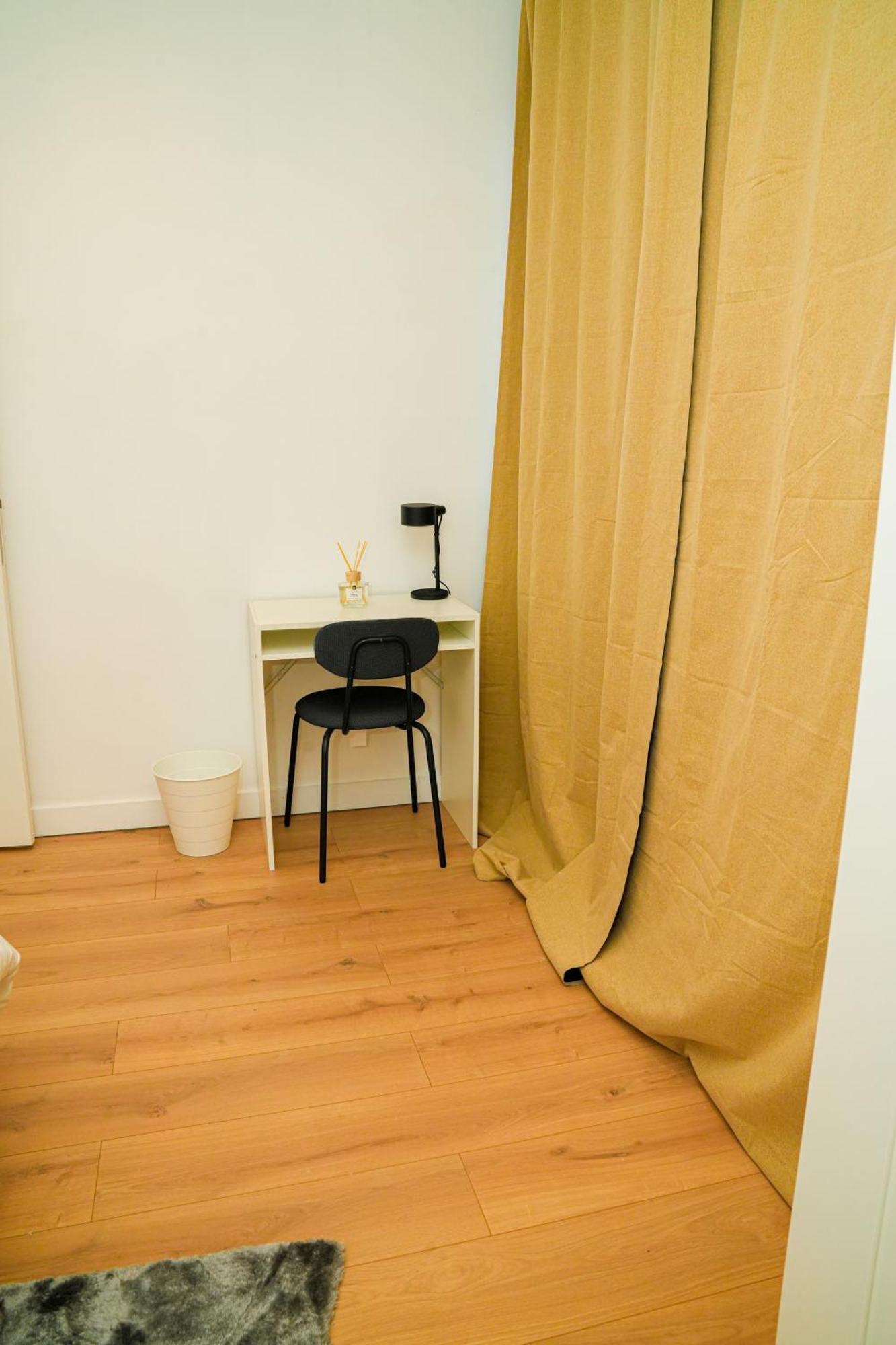 Lovely 1br & 1lr For 4p, Only 15 Min Walk To Center Apartamento